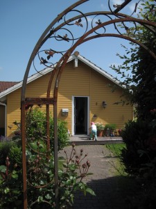 Holzfassade sägerau, im Stil eines dänischen Sommerhauses.