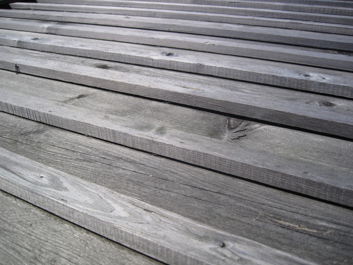 Silbernes Holz oder mit anderen Worten eine vergraute Boden-Deckelschalung. Sie zeigt Charakter und und behält ihre Langlebigkeit. Warum das so ist klären wir in diesem Beitrag.
