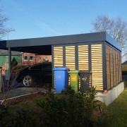 Doppelcarport mit Wandfuellungen aus-sibirischem Lärchenholz.