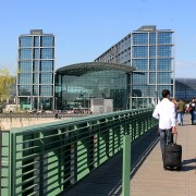 Holzstege und Wasserterrassen bauen: Wir bieten Ihnen Terrassendielen in schwerer Qualität zu extrem günstigen Preisen einschließlich günstiger Lieferung nach Deutschland und ganz Europa.