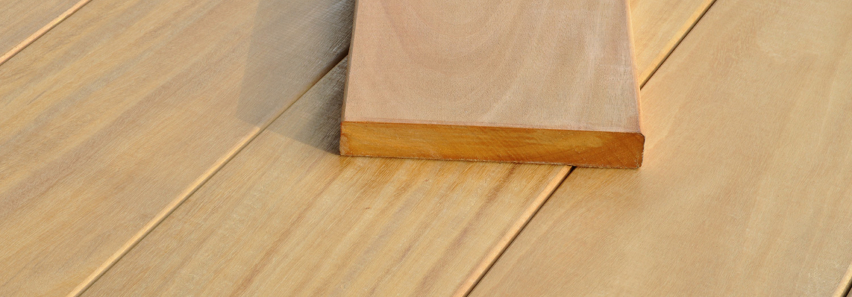 Garapa: Terrassendielen aus diesem Holz sind die helle Ausnahme unter den Harthölzern.