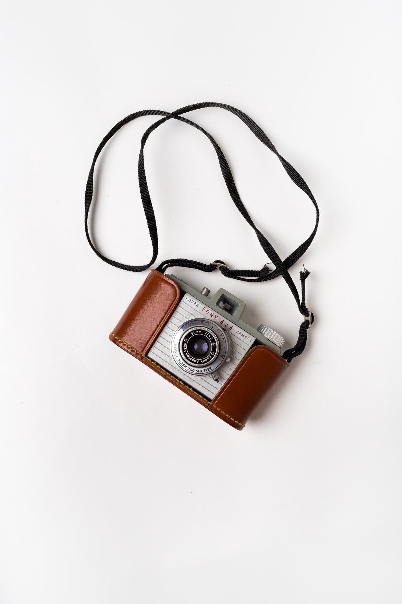 Kamera Alte Kodak-Fotokamera mit Lederschutzhülle und Lederriemen