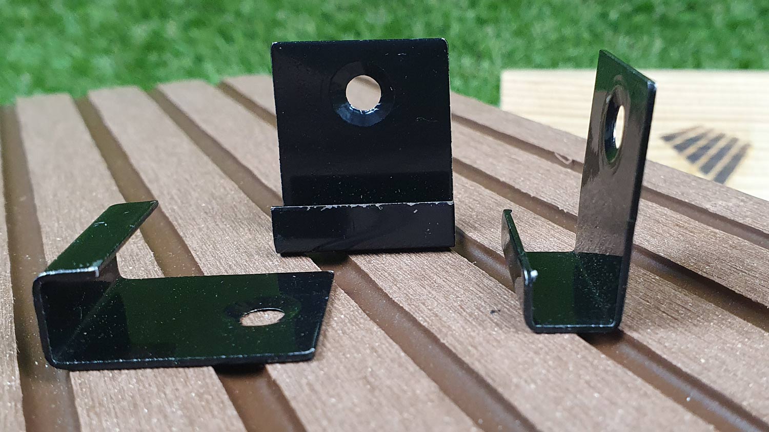 Start/Endclips (NW 9mm/NT 7mm) für Terrassendielen mit seitl. Nut (10 Clips, inkl. Schrauben+5 Pads 6mm)