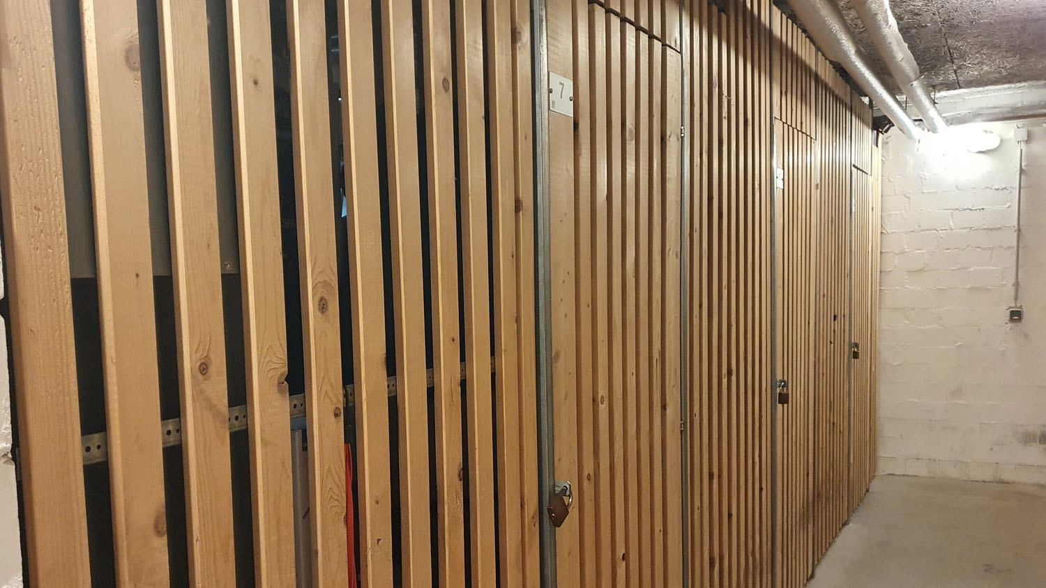 Holz für Kellertrennwände / Raumteiler 