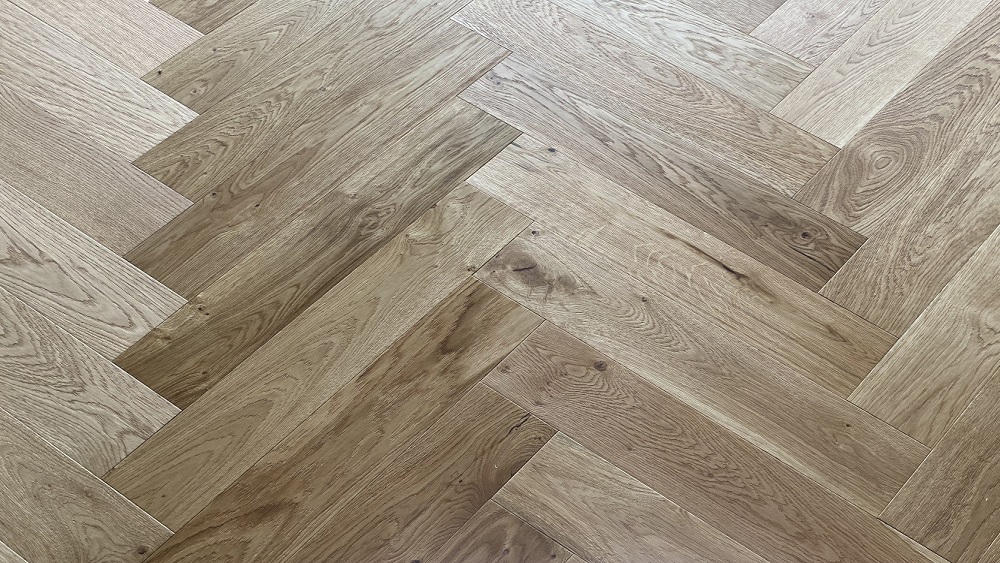 Parkett Eiche "Herringbone" Natur, naturgeölt, gebürstet, Nut & Feder, 14x120x600 mm, 2,304 m² / VE