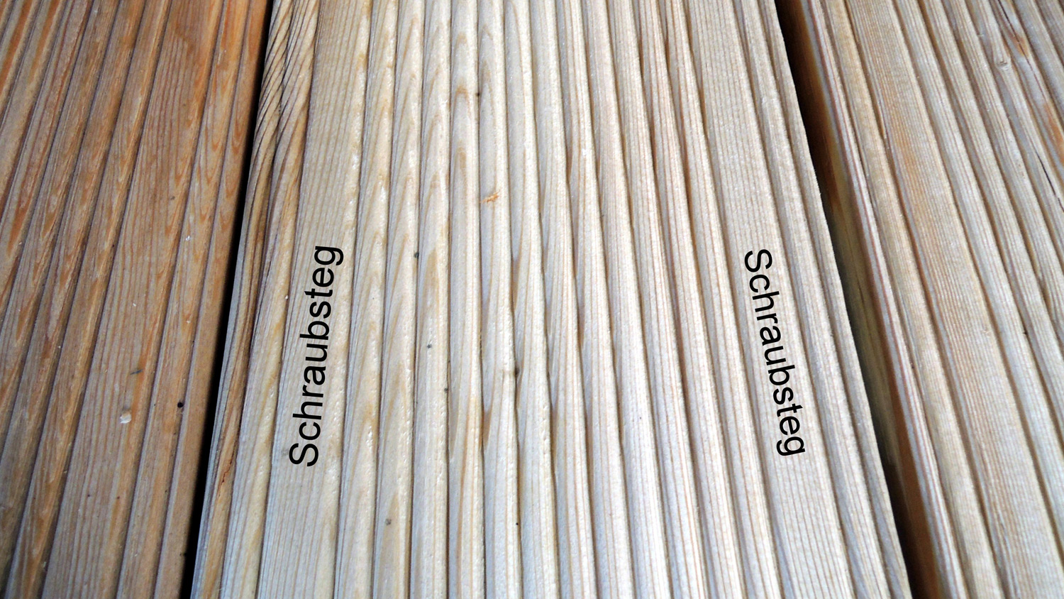 Terrassendiele sib. Lärche 45x143mm, Länge 4,00m, Flexprofil fein/fein, VEH Top-Sort. Terrassendiele sib. Lärche 45x143mm, Länge 4,00m, Flexprofil fein/fein, VEH Top-Sort.
