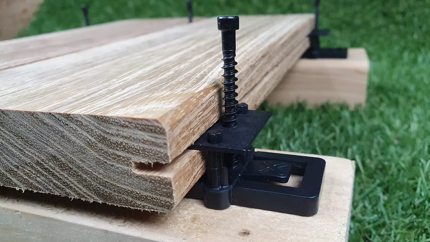 Terrassendiele Robinie, 23x100mm, Länge 3,00m, glatt, verleimt/gezinkt/gefast, längsseitig Clipnut