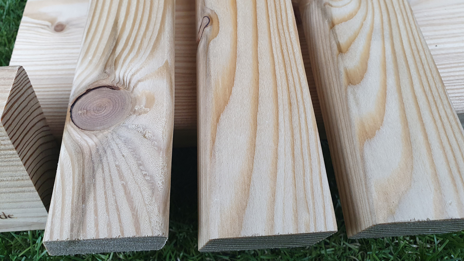 Rhombusleisten sib. Lärche 21x45mm, Länge 4,00m, 15°, elegant-gehobelt, B/C-Sort. Rhombusleisten sib. Lärche 21x45mm, Länge 4,00m, 15°, elegant-gehobelt, B/C-Sort.