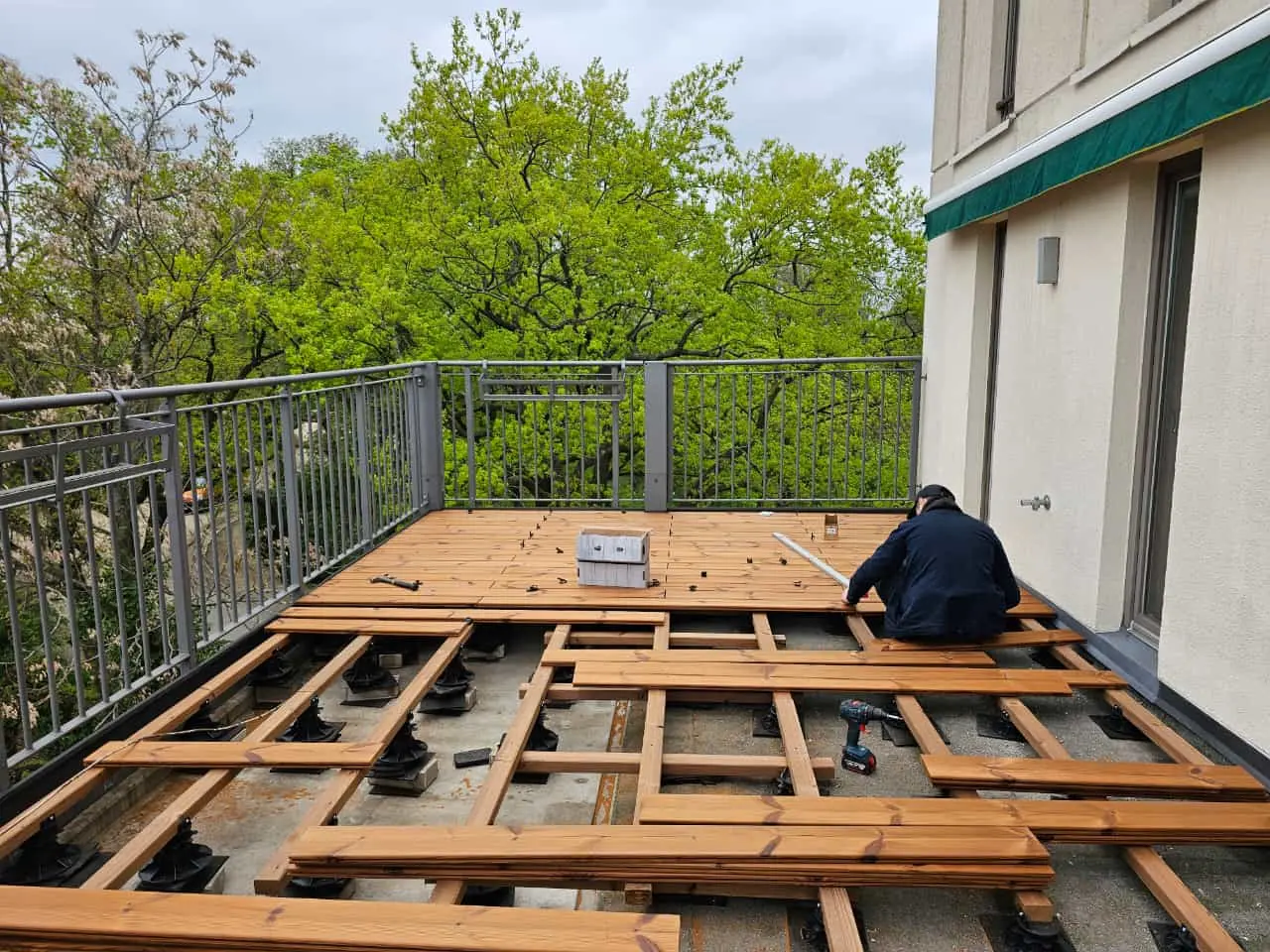 Montage einer Terrasse aus Thermoholz, hier Terrassendielen aus Thermokiefer
