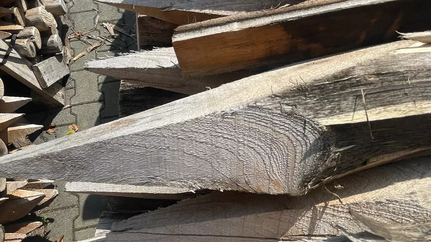 100 Stück Robinienpfähle Ø ca. 9 cm auf Palette, geschält/gespitzt, Länge 1,00m