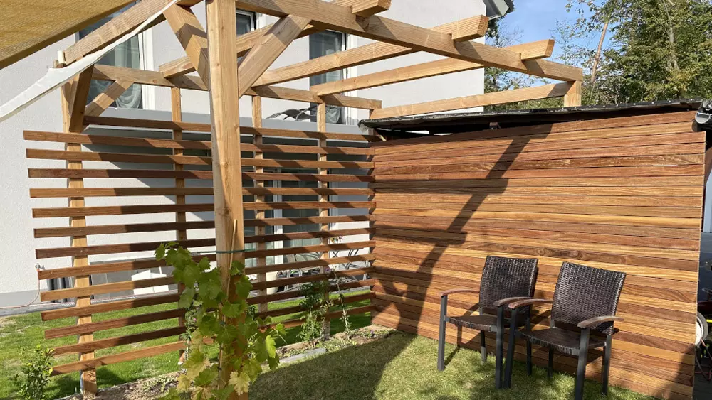 Cumaru Rhombusleisten 20x65 mm am Haus und Sichtschutz