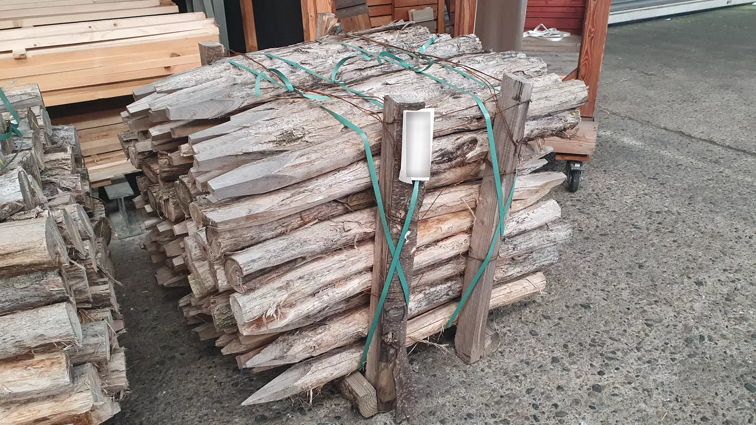 100 Stück Robinienpfähle Ø ca. 9 cm auf Palette, geschält/gespitzt, Länge 1,00m
