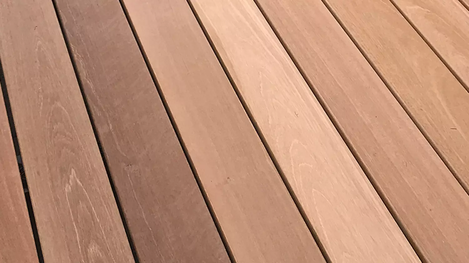 Oberfläche Terrassendielen aus Bangkirai glatt Oberfläche Terrassendielen aus Bangkirai glatt