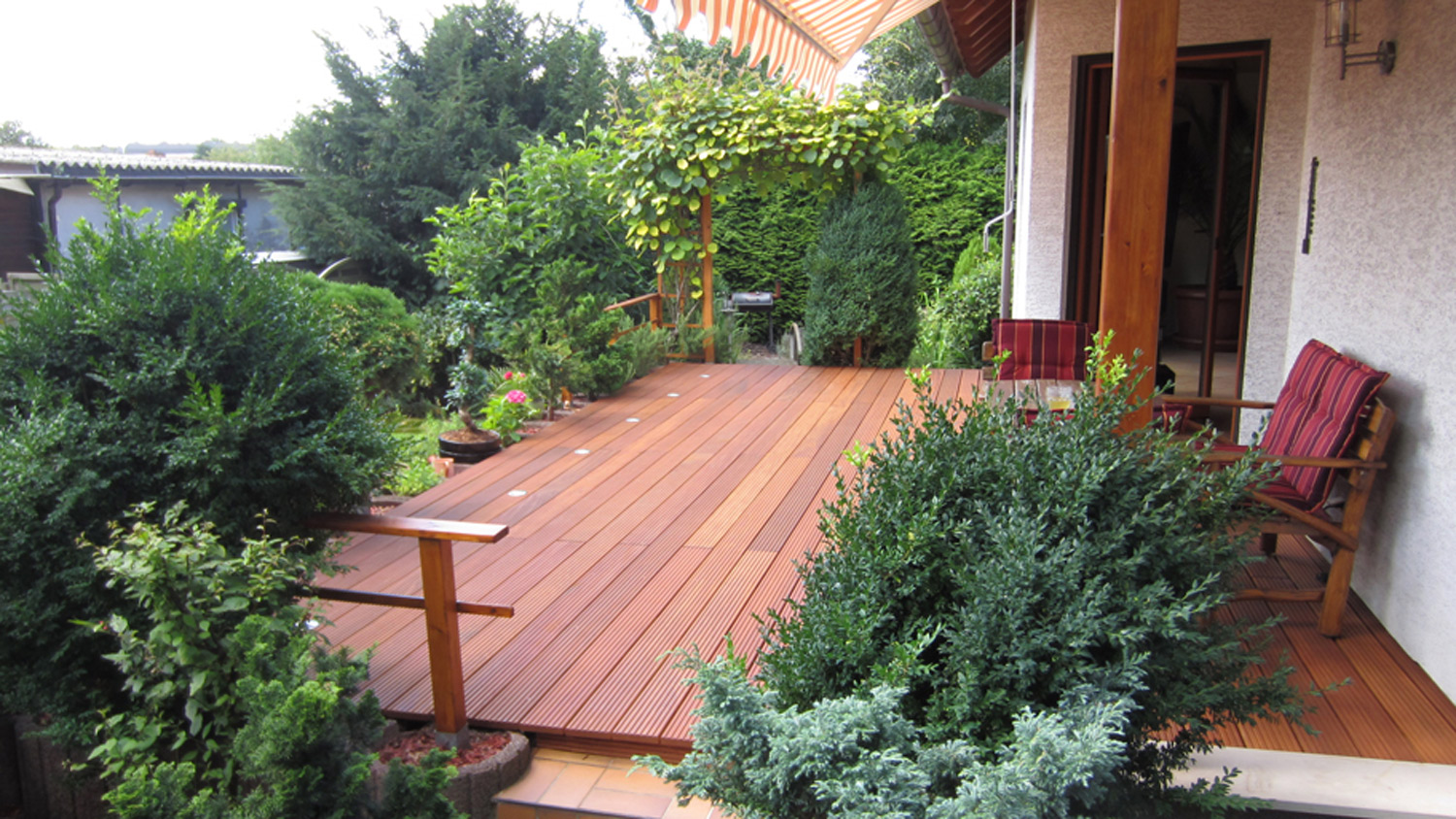 Terrassendiele Bangkirai, 25x145mm, Länge 3,96m, grob/fein, Sichtseite fein Terrassendiele Bangkirai, 25x145mm, Länge 3,96m, grob/fein, Sichtseite fein