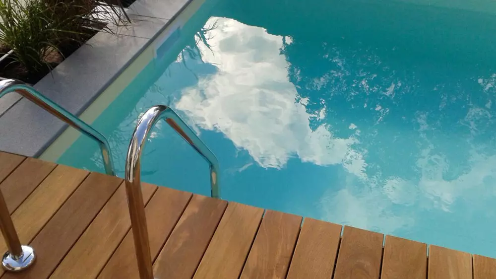 Poolumrandung aus Cumaru Terrassendielen Poolumrandung aus Cumaru Terrassendielen