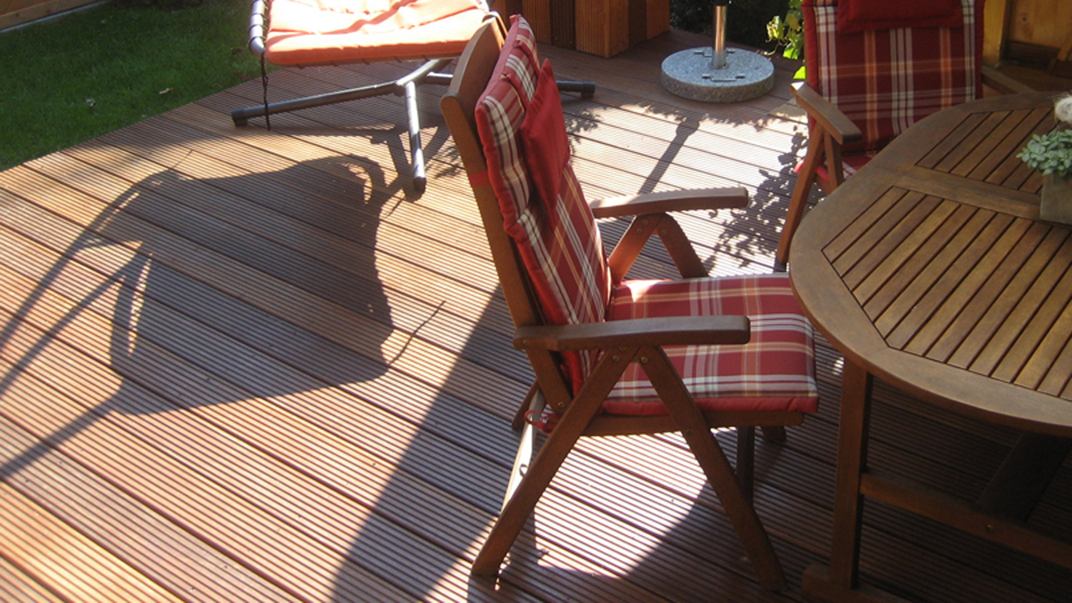Terrassendiele Bangkirai, 25x145mm, Länge 3,96m, grob/fein, Sichtseite fein Terrassendiele Bangkirai, 25x145mm, Länge 3,96m, grob/fein, Sichtseite fein