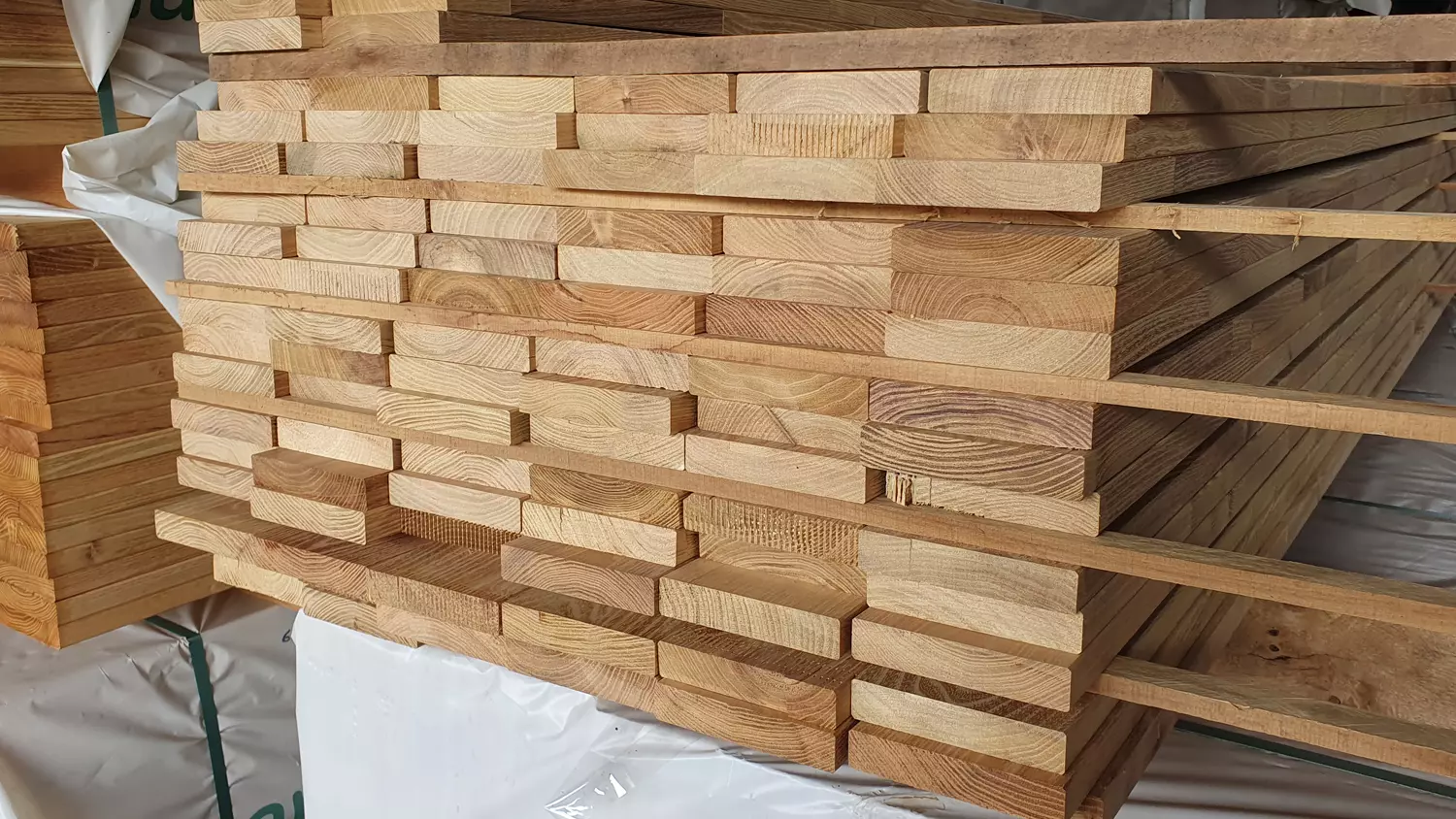 Terrassendiele Robinie, 23x120mm, Länge 3,00m, glatt, verleimt, gezinkt Terrassendiele Robinie, 23x120mm, Länge 3,00m, glatt, verleimt, gezinkt