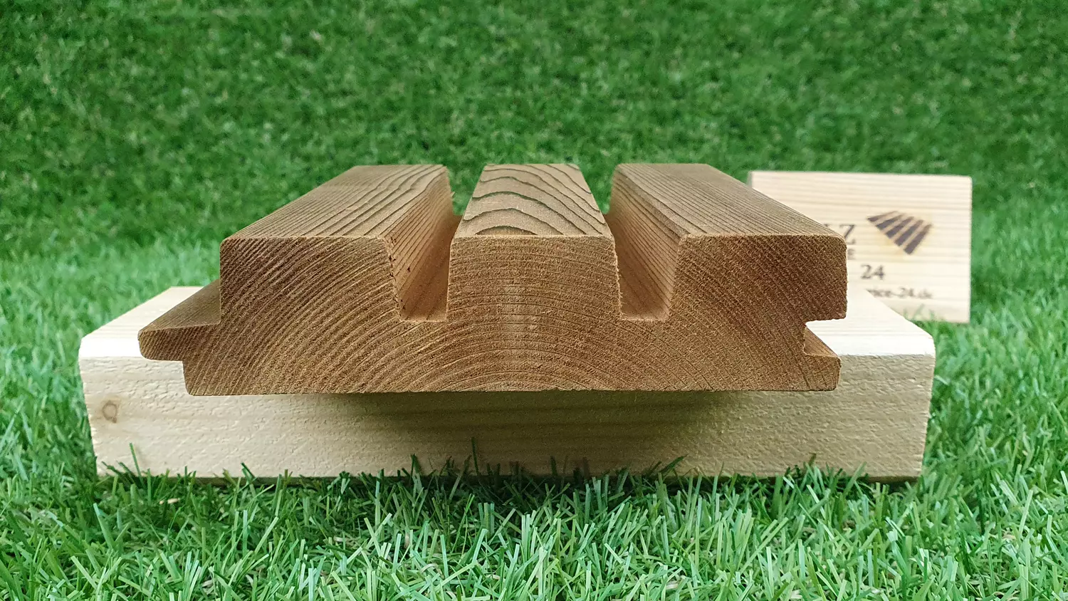 LUNA Triple 3D Fassadenprofil mit Leistenoptik, Thermofichte, Länge 3,60m, 32x140mm, A-Sort.