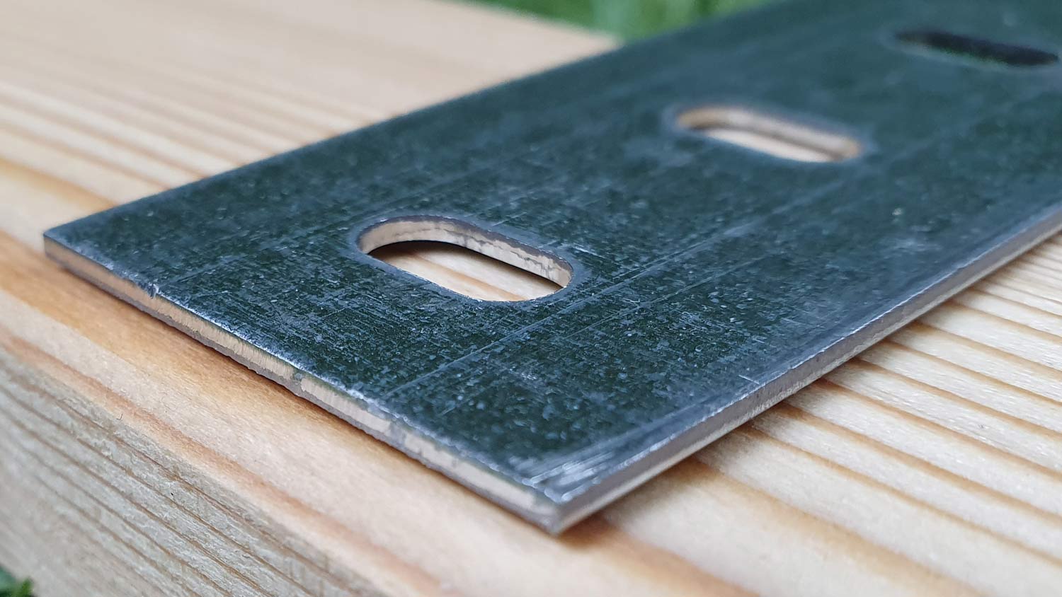 Flachstahl 1,5x35,5mm, verzinkt, Langlochung rund 6x12mm, Länge 2,50m