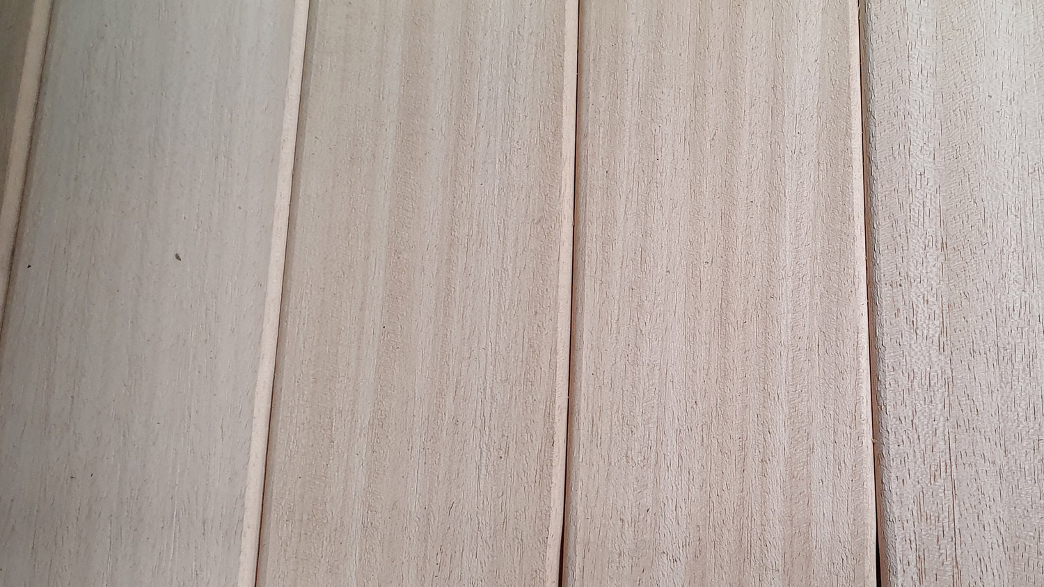 Abachi Saunabanklatten 22 x 80mm, Länge 2,75m, B/C-Sort. Abachi Saunabanklatten 22 x 80mm, Länge 2,75m, B/C-Sort.